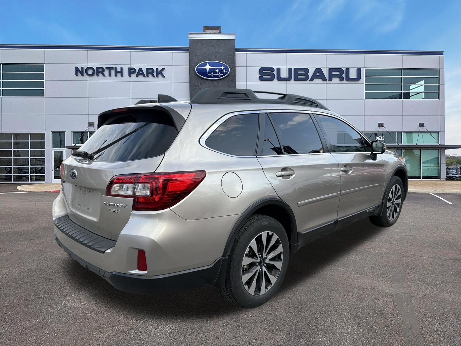 Used 2016 Subaru Outback 3.6R Limited AWD/4WD image 3