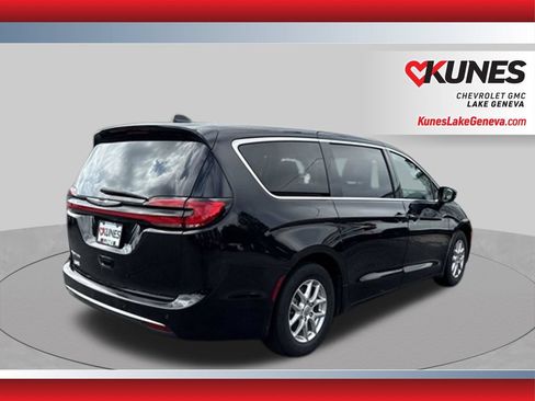 Used 2024 Chrysler Pacifica Touring-L FWD image 5