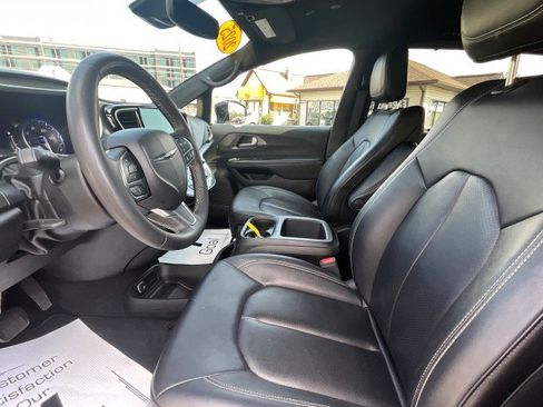 Used 2025 Chrysler Pacifica Select FWD image 27