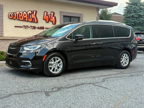 Used 2021 Chrysler Pacifica Touring-L FWD image 3