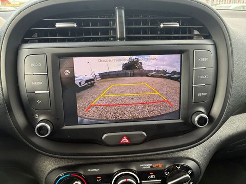 Used 2025 Kia Soul LX w/ LX Technology Package FWD image 18