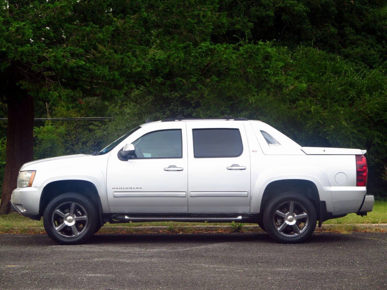 Used 2011 Chevrolet Avalanche LT w/ Luxury Package AWD/4WD image 2