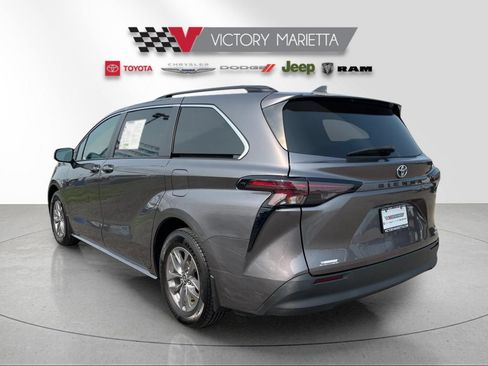 Used 2023 Toyota Sienna LE FWD image 3