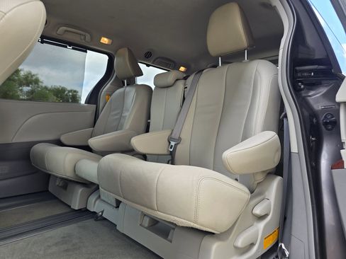 Used 2013 Toyota Sienna XLE FWD image 49