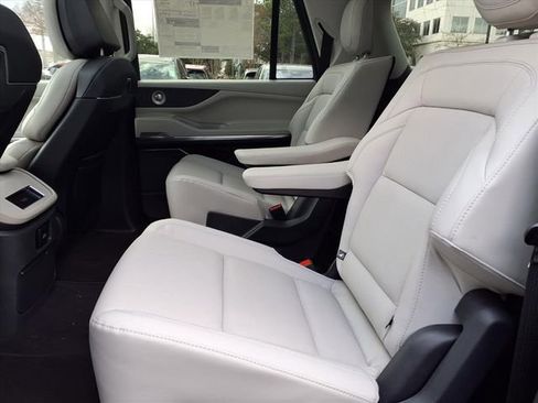 New 2026 Lincoln Navigator L Reserve AWD/4WD image 9