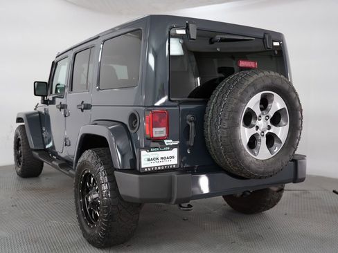 Used 2017 Jeep Wrangler Unlimited Sahara w/ Connectivity Group AWD/4WD image 7