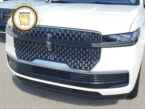 New 2025 Lincoln Navigator Reserve image 11