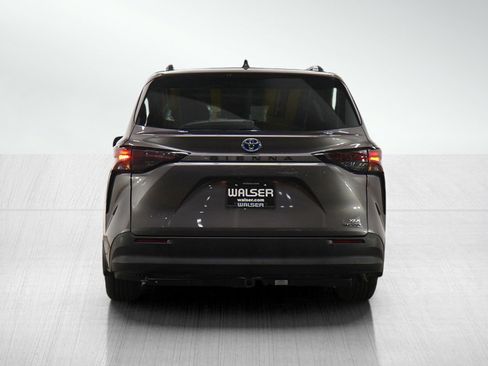 Used 2024 Toyota Sienna XLE image 5