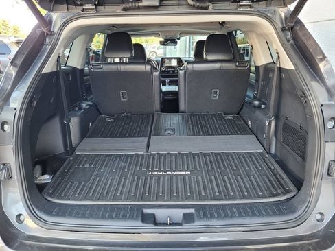 Used 2021 Toyota Highlander XLE AWD/4WD image 24