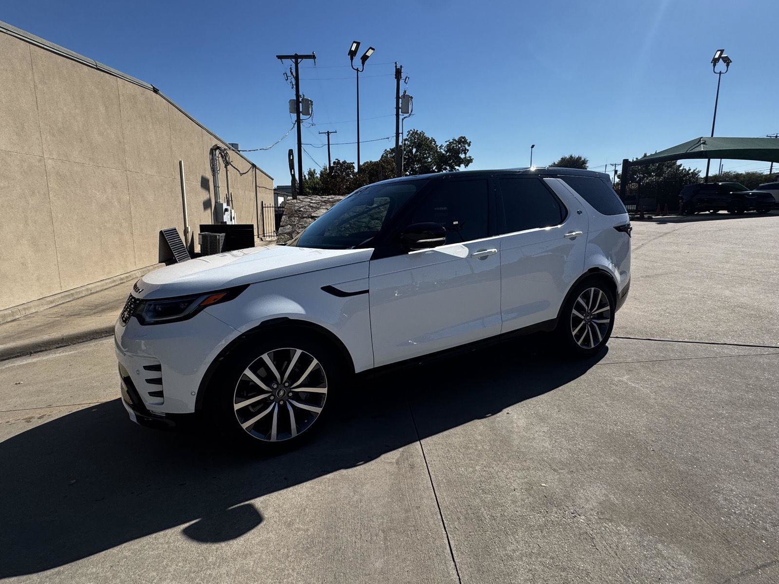Used 2025 Land Rover Discovery Dynamic SE AWD/4WD image 2