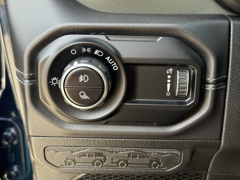 Used 2025 Jeep Gladiator Mojave image 25