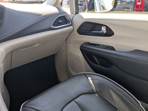 Used 2023 Chrysler Pacifica Limited image 21