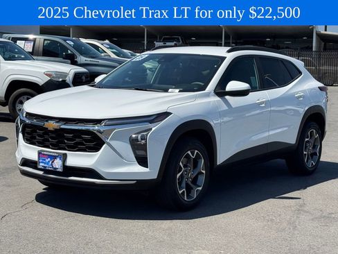 Used 2025 Chevrolet Trax LT FWD image 4