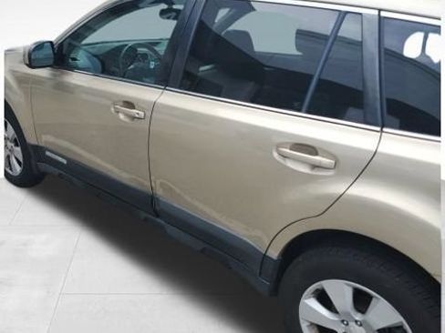 Used 2010 Subaru Outback 2.5i Premium AWD/4WD image 8