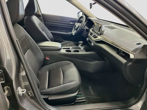 Used 2025 Nissan Altima 2.5 SV FWD image 31