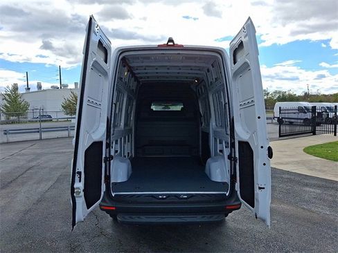 Used 2025 Mercedes-Benz Sprinter 2500 image 9