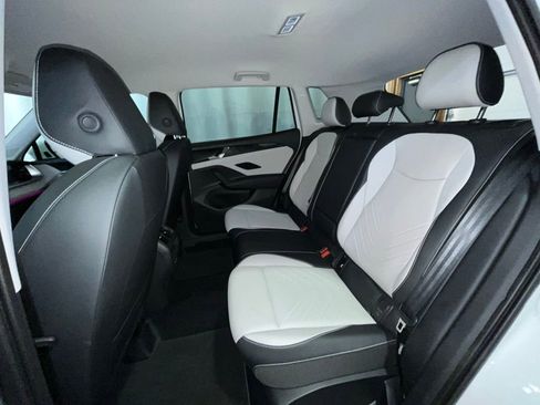 Certified 2025 Volkswagen Tiguan SE image 25