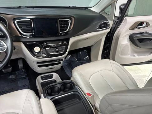 Used 2017 Chrysler Pacifica Touring-L FWD image 22