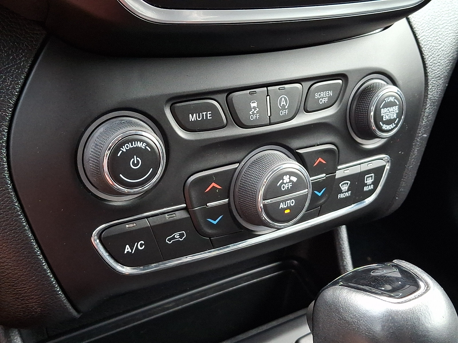 Certified 2020 Jeep Cherokee Latitude Plus AWD/4WD image 16