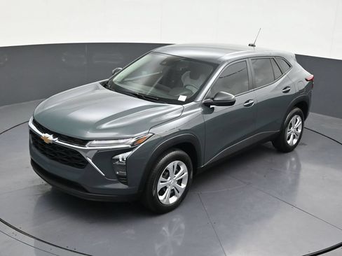 Used 2025 Chevrolet Trax LS FWD image 16
