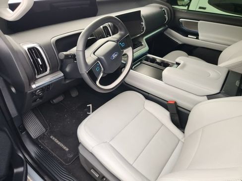 Used 2025 Ford Expedition Platinum w/ Driver's Package AWD/4WD image 8
