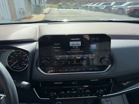 Used 2023 Nissan Rogue SL w/ SL Premium Package image 10