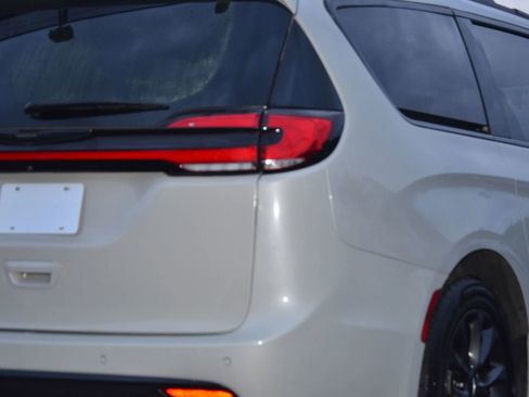 Used 2021 Chrysler Pacifica Touring w/ S Appearance Package image 33