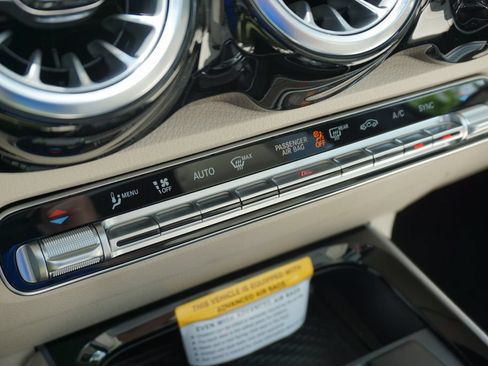 Used 2025 Mercedes-Benz GLB 250 image 37
