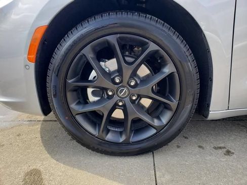 New 2026 Chrysler Pacifica Limited w/ S Appearance Package FWD image 12