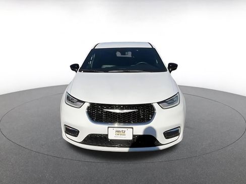 Used 2025 Chrysler Pacifica Select image 4