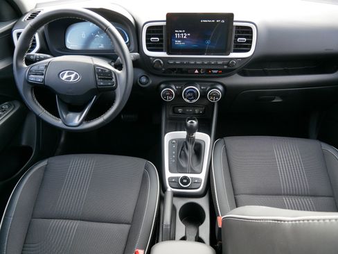 Used 2024 Hyundai Venue Limited image 12