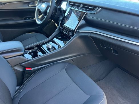 Used 2023 Jeep Grand Cherokee L Laredo image 18