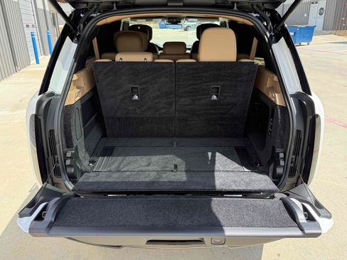 Used 2025 Land Rover Range Rover Long Wheelbase Autobiography image 12