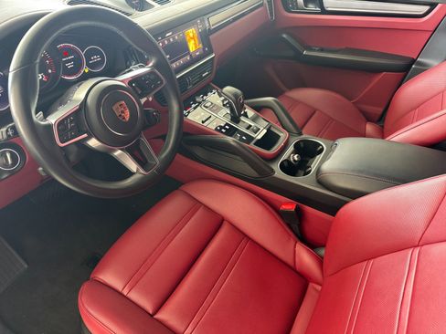 Certified 2023 Porsche Cayenne Platinum Edition image 4