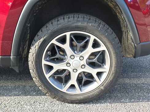 Used 2019 Jeep Grand Cherokee Limited AWD/4WD image 4