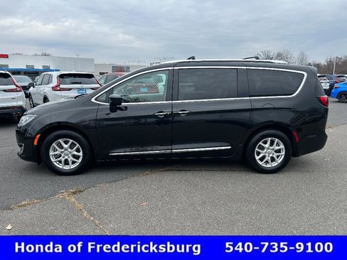 Used 2020 Chrysler Pacifica Touring-L w/ Advanced Safetytec Group image 3