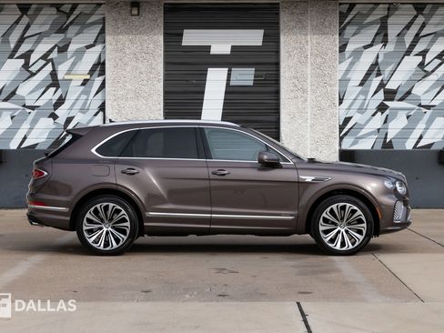 Used 2024 Bentley Bentayga Azure image 17