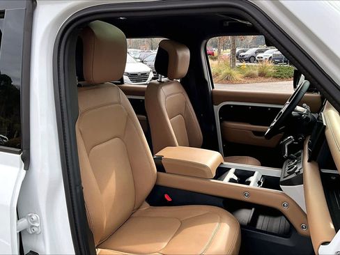 Used 2025 Land Rover Defender 110 X-Dynamic SE image 8