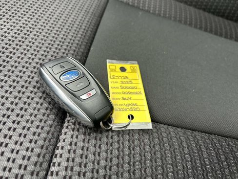 Used 2025 Subaru Outback Premium AWD/4WD image 32