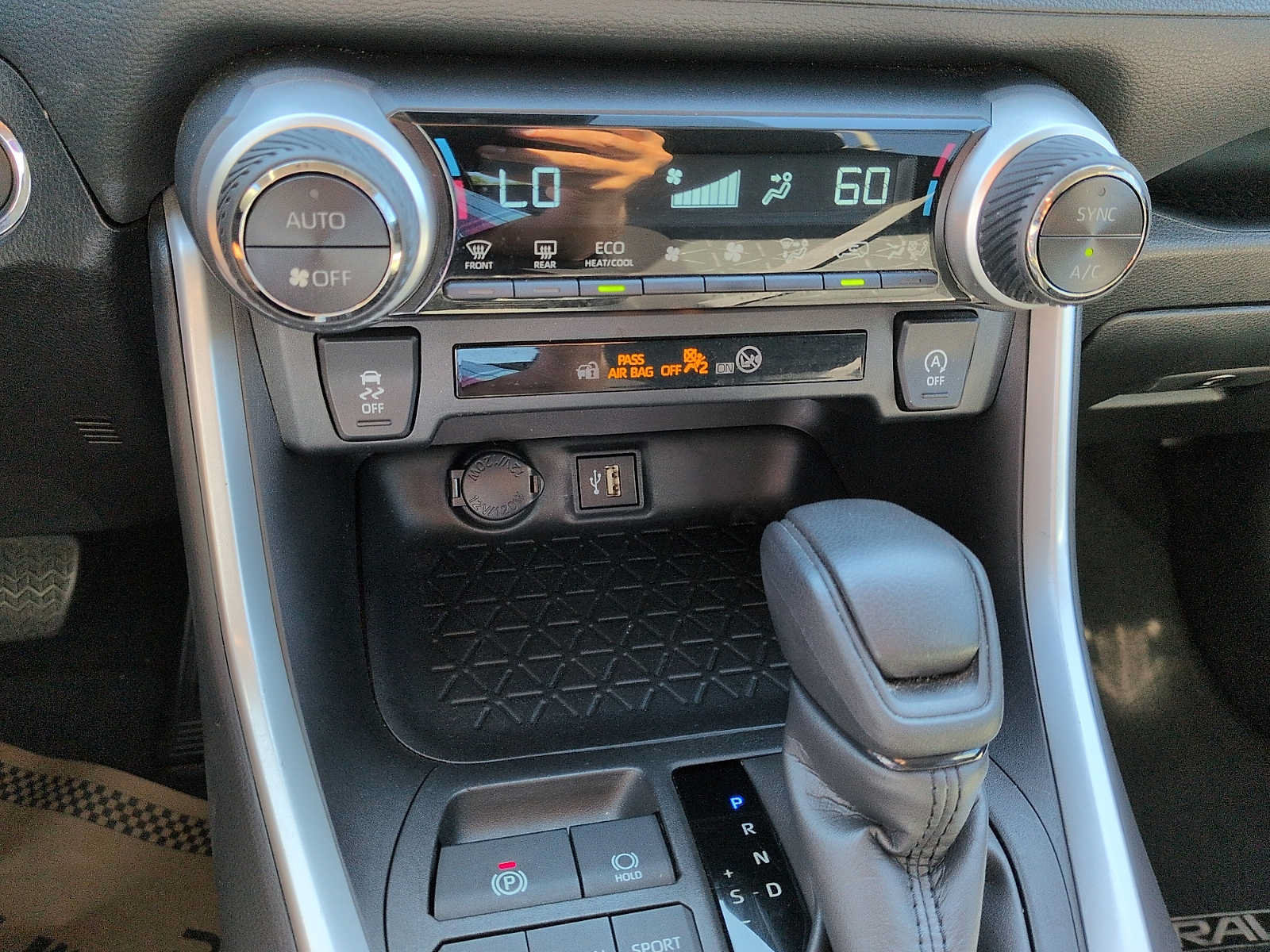 Used 2024 Toyota RAV4 XLE FWD image 20