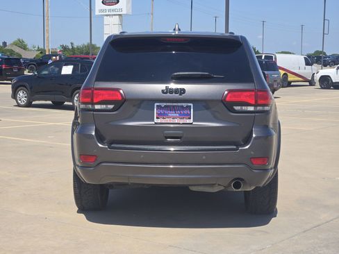 Used 2018 Jeep Grand Cherokee Altitude RWD image 8