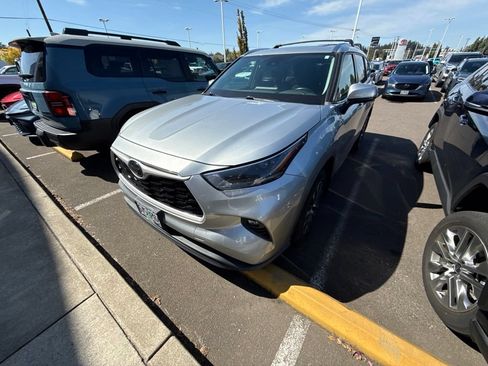 Used 2021 Toyota Highlander XLE AWD/4WD image 1