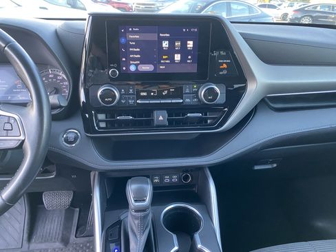 Used 2022 Toyota Highlander LE image 13