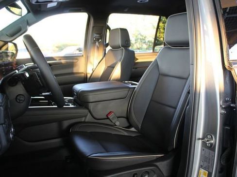 Used 2025 Chevrolet Suburban Premier image 10