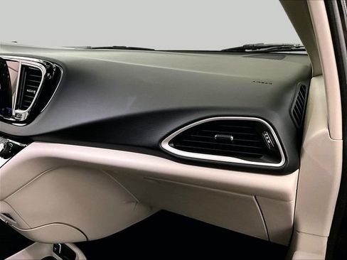 Used 2023 Chrysler Pacifica Touring-L FWD image 15