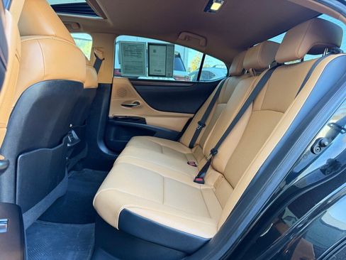 Certified 2022 Lexus ES 300h w/ Premium Package image 18