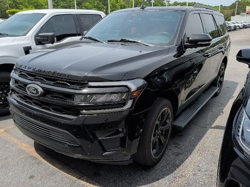 Used 2022 Ford Expedition Limited image 2
