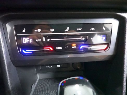 Used 2022 Volkswagen Tiguan SE w/ Panoramic Sunroof Package image 13