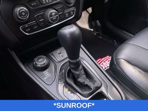 Used 2019 Jeep Cherokee Limited w/ Luxury Group AWD/4WD image 8