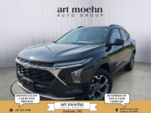 Used 2025 Chevrolet Trax LT FWD image 1